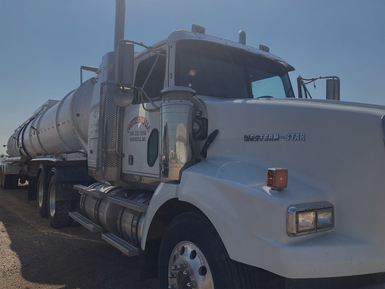 Semi With Pneumatic Bulk Trailer